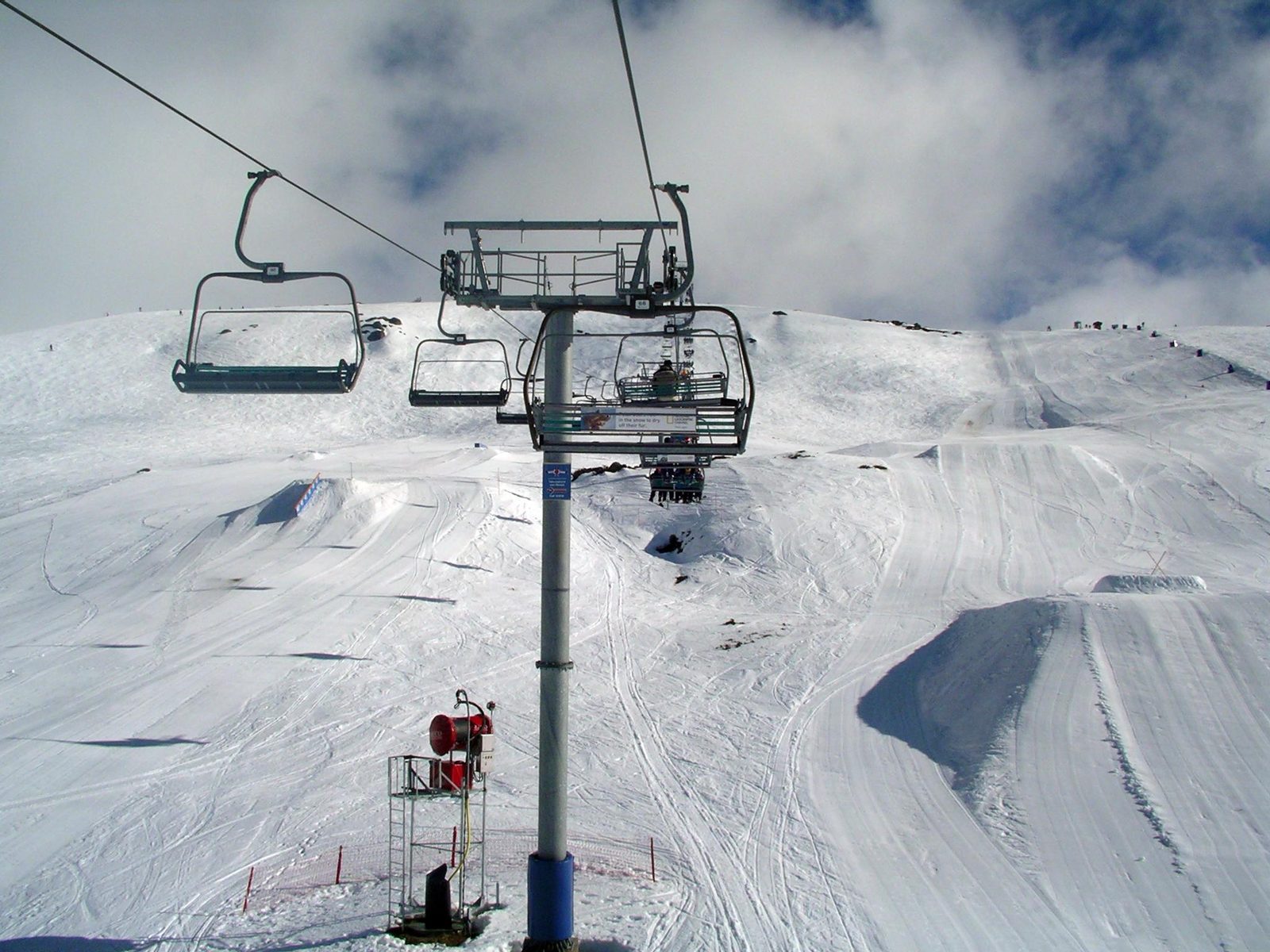 Falls Creek 雪场缆车与地形公园